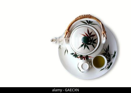 Traditionellen chinesischen Teekanne und Teetassen isoliert auf weißem Hintergrund Stockfoto