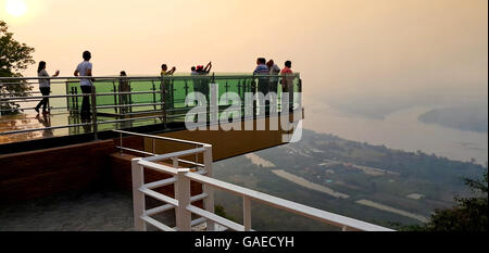 Nong Khai Provinz, Thailand April 28,2016: Touristen Wandern und dabei fotografieren auf transparenten Himmel Spaziergang Stockfoto