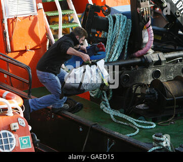 Ein Bergungsexperte bereitet sich darauf vor, den Hafen von Dunmore East zu verlassen, bevor er seine Bemühungen zur Anhebung des Trawlers Pere Charles fortsetzt, bei dem im Januar fünf Männer vor der Küste von Co Wexford starben. Stockfoto