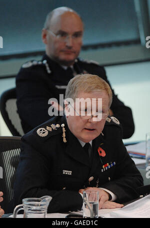 Metropolitan Police Commissioner Sir Ian Blair im City Hall in London mit Fragen von Mitgliedern der Londoner Versammlung konfrontiert. Stockfoto