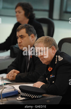 Sir Ian Blair (rechts), der für die Metropolitan Police zuständige EU-Kommissar, spricht heute im Londoner Rathaus zusammen mit Len Duval (Mitte), dem Vorsitzenden der Metropolitan Police Authority. Stockfoto