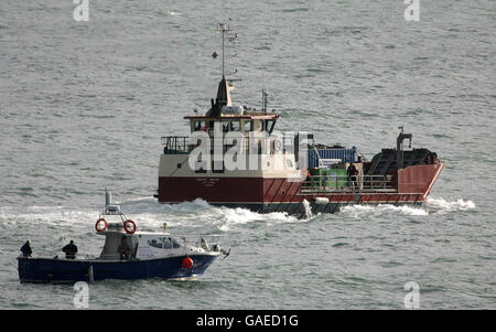 Bergungsexperten verlassen den Hafen von Dunmore East, um ihre Bemühungen zur Aufhebung des Trawlers Pere Charles fortzusetzen, bei dem im Januar fünf Männer vor der Küste von Co Wexford starben. Stockfoto