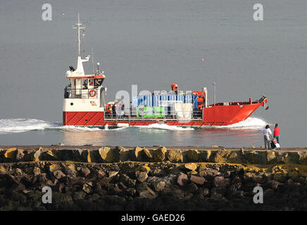Bergungsexperten verlassen den Hafen von Dunmore East, um ihre Bemühungen zur Aufhebung des Trawlers Pere Charles fortzusetzen, bei dem im Januar fünf Männer vor der Küste von Co Wexford starben. Stockfoto