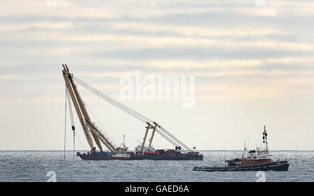 Bergungsexperten setzen ihre Bemühungen fort, den Trawler von Pere Charles, bei dem fünf Männer starben, im Januar vor der Küste von Co Wexford aufzuziehen. Stockfoto