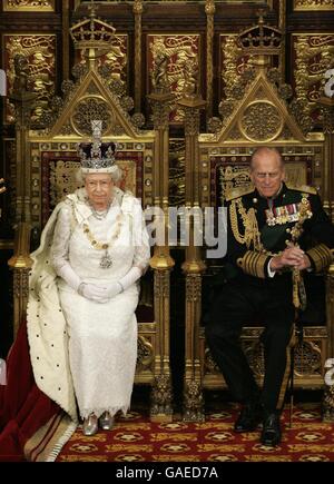 Die britische Königin Elizabeth II., mit Prinz Philip warten auf ihren Thronen für die Rede der Königinnen, im House of Lords in London. Stockfoto