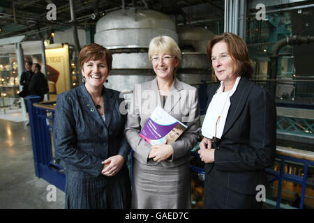 (Von links nach rechts) Bildungsministerin Caitriona Ruane MLA, die irische Ministerin für Bildung und Wissenschaft Mary Hanafin und die OECD-Bildungsdirektorin Dr.Barbara Power sprachen vor einer internationalen OECD-Konferenz im Guinness Storehouse Dublin, wo sie ein Nord-Süd-Forschungsprojekt ins Leben rufen, um führende Lehrkräfte anzuziehen. Stockfoto