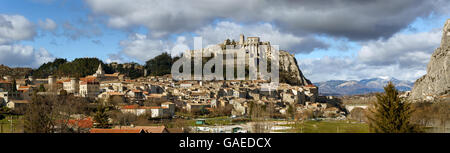 Sisteron, Zitadelle Befestigungsanlagen und Dächer mit Wolken. Südalpen, Frankreich Stockfoto