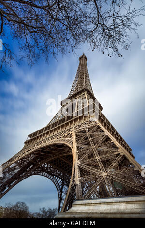 Niedrigen Winkel Ansicht Eiffelturm und vorbeiziehende Wolken, Paris, Frankreich Stockfoto