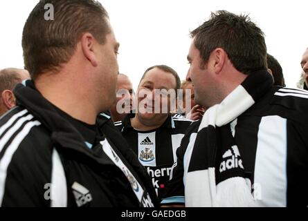 Fußball - Barclays Premier League - Sunderland / Newcastle United - Stadium of Light. Der Besitzer von Newcastle United, Mike Ashley (Mitte), macht sich mit den Reisenden Newcastle-Fans auf den Weg. Stockfoto