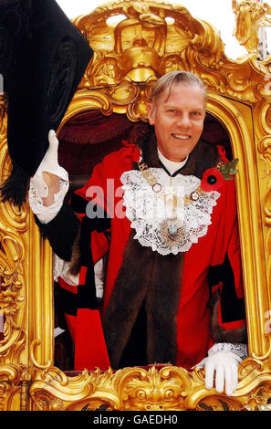 Ratsherr David Lewis der neue Oberbürgermeister von London winkt aus seinem zeremoniellen Trainer im Guildhall in der City of London, vor dem Beginn der Lord Mayor Show. Stockfoto