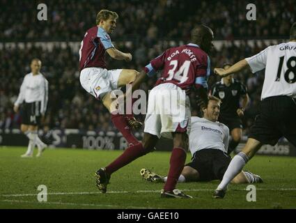 Jonathan Spector von West Ham United punktet, ist aber abgelenkt Eddie Lewis von Derby County für ein eigenes Tor Stockfoto