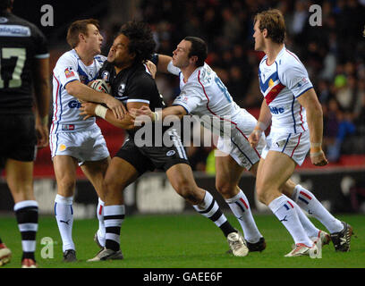 Der Neuseeländer Epalahame Lauaki wird vom britischen James Roby (links) und Adrian Morley während des dritten Gillette Fusion Test-Spiels im JJB Stadium, Wigan, angegangen. Stockfoto