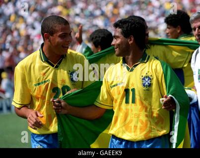 Brasiliens Ronaldo (ein ungenutzter Sub) Feiert den Gewinn des Weltcup-Finales 1994 gegen Italien mit Romario (r) Stockfoto