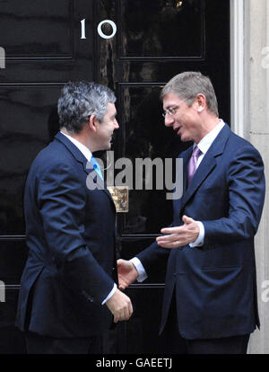 Der britische Premierminister Gordon Brown begrüßt seinen ungarischen Amtskollegen Ferenc Gyurcsany auf den Stufen der Downing Street 10 in London. Stockfoto