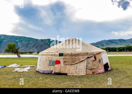 Bau einer Jurte, Ger genannt, das sich am nördlichen Mongolian Steppe. In der Nähe von khutag ondor Dorf in der Provinz bulgan Stockfoto