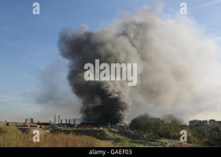 Feuer in Stratford. Rauchbälge von einem Großbrand auf dem Olympischen Gelände von 2012 in Stratford, im Osten Londons. Stockfoto