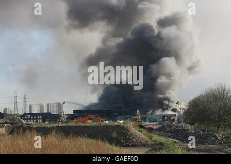 Rauchbälge von einem Großbrand auf dem olympischen Gelände von 2012 in Stratford, Ost-London. Stockfoto