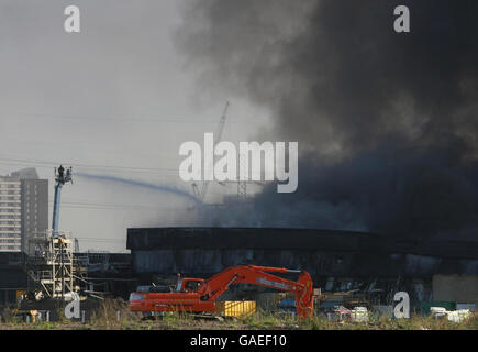 Feuer in Stratford. Rauchbälge von einem Großbrand auf dem Olympischen Gelände von 2012 in Stratford, im Osten Londons. Stockfoto