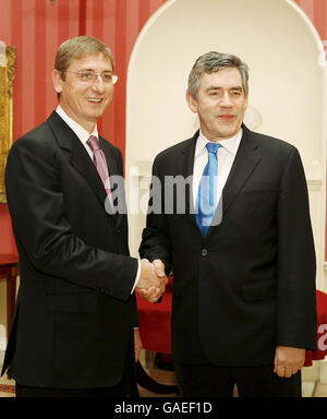 Der britische Premierminister Gordon Brown (rechts) schüttelt sich die Hände mit dem ungarischen Premierminister Ferenc Gyurcsany in Browns Londoner Residenz 10 Downing Street. Stockfoto