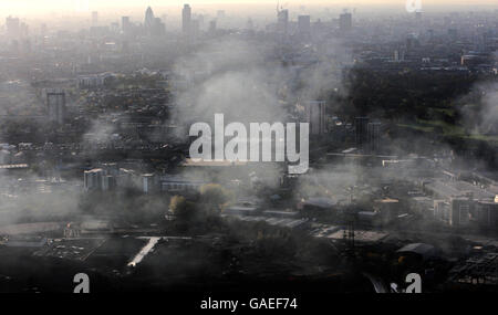 Luftaufnahme von London als eine Rauchwolke aus einem Feuer in einem stillgefachten Lagerhaus an der Waterden Road in Stratford, East London, austreten. Stockfoto