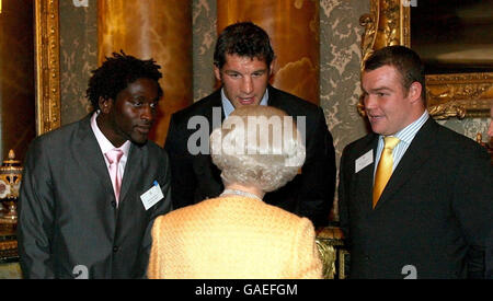 Ihre Majestät, Queen Elizabeth II, trifft Rugbyspieler (von links nach rechts) Paul Sackey, Simon Shaw und Matt Stevens bei einem Empfang für Commonwealth-Afrikaner im Buckingham Palace, London. Stockfoto