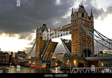 Tower Bridge wird angehoben, als der Johnny Roger, Capital FM Piratenschiff, segelt die Themse, um den on air Wettbewerb "A shipload of Cash" in Verbindung mit der Veröffentlichung von Pirates of the Caribbean 3 auf DVD, London zu fördern. Stockfoto