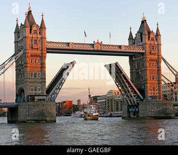 Tower Bridge wird angehoben, als der Johnny Roger, Capital FM Piratenschiff, segelt die Themse, um den on air Wettbewerb "A shipload of Cash" in Verbindung mit der Veröffentlichung von Pirates of the Caribbean 3 auf DVD, London zu fördern. Stockfoto