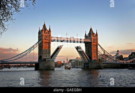 Tower Bridge wird angehoben, als der Johnny Roger, Capital FM Piratenschiff, segelt die Themse, um den on air Wettbewerb "A shipload of Cash" in Verbindung mit der Veröffentlichung von Pirates of the Caribbean 3 auf DVD, London zu fördern. Stockfoto