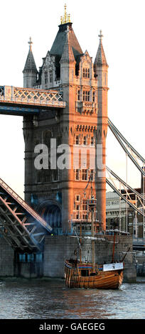 Tower Bridge wird angehoben, als der Johnny Roger, Capital FM Piratenschiff, segelt die Themse, um den on air Wettbewerb "A shipload of Cash" in Verbindung mit der Veröffentlichung von Pirates of the Caribbean 3 auf DVD, London zu fördern. Stockfoto