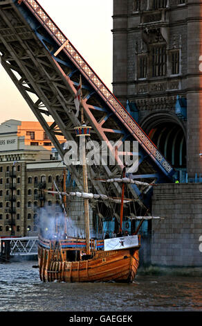 Tower Bridge wird angehoben, als der Johnny Roger, Capital FM Piratenschiff, segelt die Themse, um den on air Wettbewerb "A shipload of Cash" in Verbindung mit der Veröffentlichung von Pirates of the Caribbean 3 auf DVD, London zu fördern. Stockfoto