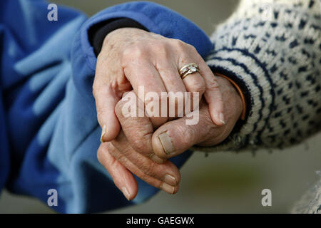 Tom und Joyce Robinson halten ihre Hände vor ihrem Haus in Carperby, North Yorkshire. Das Paar feiert am 20. November, am selben Tag, an dem die Königin und der Herzog von Edinburgh den gleichen Meilenstein erreichen, ihr Diamond Wedding Anniversary. Stockfoto