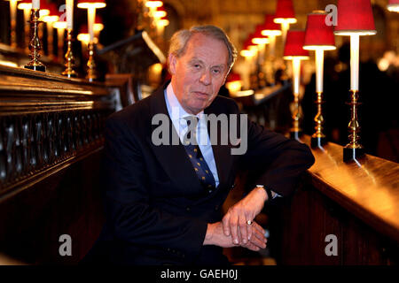 Chorister Robert Turner, der bei der Hochzeit von Prinzessin Elizabeth, jetzt Königin, und Lieutenant Philip Mountbatten, jetzt Herzog von Edinburgh, sang, wird in der Westminster Abbey in London gesehen, wo er an dem bevorstehenden Gottesdienst anlässlich des Diamond-Hochzeitstages des Königlichen Paares teilnehmen wird. Stockfoto