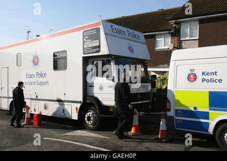 Die Polizei der Streitkräfte von Essex und Kent durchsucht weiterhin den Garten eines Hauses in Margate, Kent, in dem der Angeklagte Mörder Peter Tobin zuvor lebte. Stockfoto