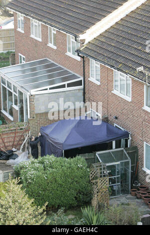 Die Polizei der Streitkräfte von Essex und Kent durchsucht weiterhin den Garten eines Hauses in Margate, Kent, in dem der Angeklagte Mörder Peter Tobin zuvor lebte. Stockfoto