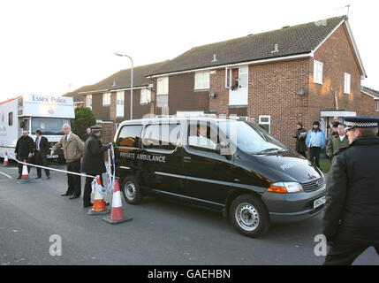 Die Überreste einer zweiten Leiche werden in einem privaten Krankenwagen vertrieben, da die Polizei von beiden Streitkräften aus Essex und Kent den Garten eines Hauses in Margate, Kent, weiter durchsucht. Stockfoto