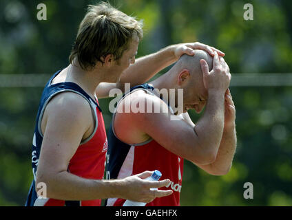 Die englischen Graeme Swann und Matthew Prior tragen während einer Nets-Trainingseinheit im R.Premadasa Stadium, Colombo, Sri Lanka, Sonnencreme auf. Stockfoto