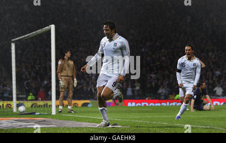 Der Italiener Luca Toni feiert sein Tor während des UEFA European Championship 2008 Group B Qualifying Match im Hampden Park, Glasgow. Bilddatum: Samstag, 17. November 2007. Siehe PA Geschichte FUSSBALL Schottland. Bildnachweis sollte lauten: Nick Potts/PA Wire. EINSCHRÄNKUNGEN: Nutzung unterliegt Einschränkungen. . Kommerzielle Nutzung nur mit vorheriger schriftlicher Zustimmung der Scottish FA. Weitere Informationen erhalten Sie unter +44 (0)1158 447447. Stockfoto