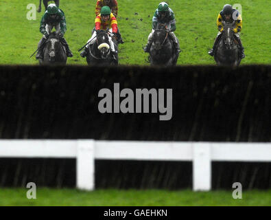 Die Läufer nähern sich dem schwierigen zweiten bis letzten Zaun mit dem späteren Sieger Moon über Miami, der von Noel Fehily (zweiter rechts) in der Novices' Chase der Independent Newspaper auf der Pferderennbahn Cheltenham gefahren wird. Stockfoto