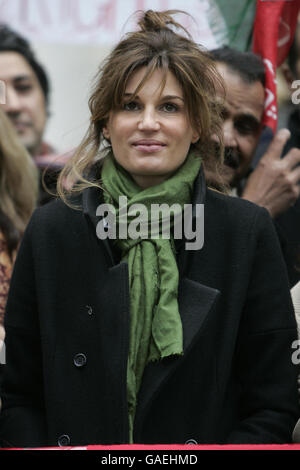 Jemima Khan, ehemalige Ehefrau des inhaftierten pakistanischen Politikers Imran Khan, vor der pakistanischen High Commission in London, wo sie sich den Demonstranten anschloss, die ein Ende des Ausnahmezustands und die Freilassung aller politischen Gefangenen im Land forderten. Stockfoto