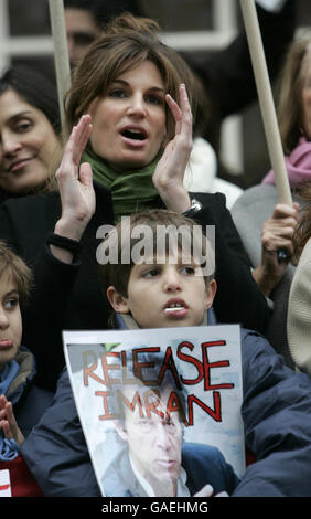 Jemima Khan, ehemalige Ehefrau des inhaftierten pakistanischen Politikers Imran Khan, vor der pakistanischen High Commission in London, wo sie sich den Demonstranten anschloss, die ein Ende des Ausnahmezustands und die Freilassung aller politischen Gefangenen im Land forderten. Stockfoto