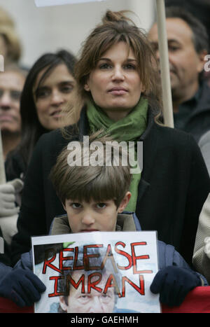 Jemima Khan, ehemalige Ehefrau des inhaftierten pakistanischen Politikers Imran Khan, vor der pakistanischen High Commission in London, wo sie sich den Demonstranten anschloss, die ein Ende des Ausnahmezustands und die Freilassung aller politischen Gefangenen im Land forderten. Stockfoto