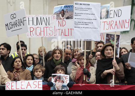 Jemima Khan (grüner Schal in der Mitte), ehemalige Ehefrau des inhaftierten pakistanischen Politikers Imran Khan, vor der pakistanischen High Commission in London, wo sie sich den Demonstranten anschloss, die ein Ende des Ausnahmezustands und die Freilassung aller politischen Gefangenen im Land forderten. Stockfoto