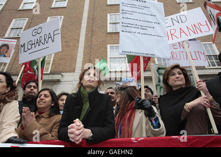 Jemima Khan (vorne grüner Schal), ehemalige Ehefrau des inhaftierten pakistanischen Politikers Imran Khan, vor der pakistanischen High Commission in London, wo sie sich den Demonstranten anschloss, die für ein Ende des Ausnahmezustands und die Freilassung aller politischen Gefangenen im Land eintraten. Stockfoto