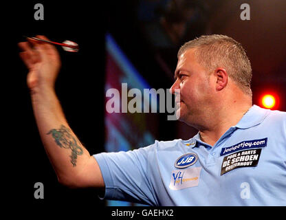 Darryl Fitton aus England in Aktion während des Winmau World Masters Finales auf der Leisure World in Bridlington, East Yorkshire. Stockfoto