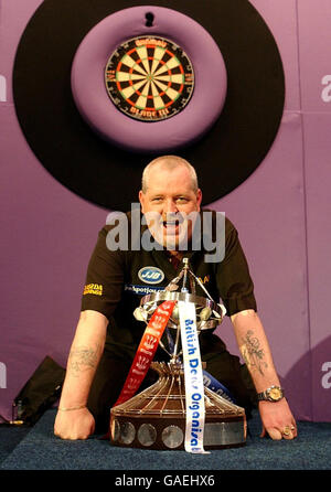 Der schottische Robert Thornton feiert seinen Sieg über den englischen Darryl Fitton beim Winmau World Masters Final auf der Leisure World in Bridlington, East Yorkshire. Stockfoto