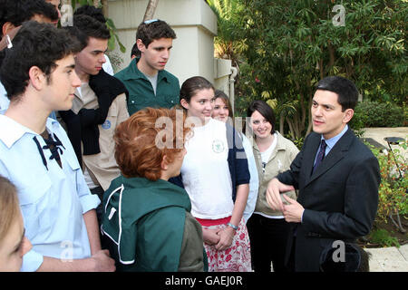 Britischer Außenminister David Miliband (rechts) Treffen mit britischen UJIA (United Jewish Israel Appeal) Gap Year Teilnehmer in Ramat Gan, Israel. Miliband ist auf einem offiziellen Besuch in Israel und den palästinensischen Gebieten. Stockfoto