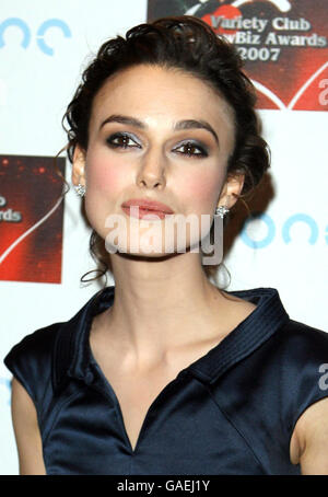 Keira Knightley posiert mit ihrem Preis für Filmschauspielerin des Jahres bei den Variety Club Showbiz Awards 2007 im London Hilton an der Park Lane, London. Stockfoto