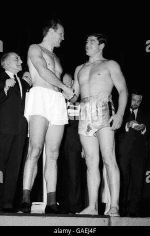 (L-R) der britische Schwergewichtsmeister Henry Cooper schüttelt sich die Hände mit dem Europäer Meister Karl Mildenberger beim Wiegen Stockfoto