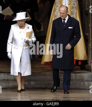 Königin Elizabeth II. Und der Herzog von Edinburgh verlassen Westminster Abbey, London, nach dem Gottesdienst zum Jahrestag der Diamanthochzeit von Königin Elizabeth II. Und dem Herzog von Edinburgh. Stockfoto