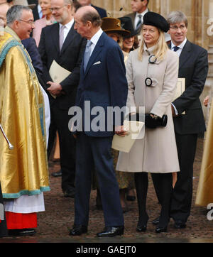 Der Herzog von Kent, seine Tochter Lady Helen Windsor und Schwiegersohn Tim verlassen Westminster Abbey, London, nach einem Festgottesdienst anlässlich des diamantenen Hochzeitstages von Königin Elizabeth II. Und dem Herzog von Edinburgh. Stockfoto